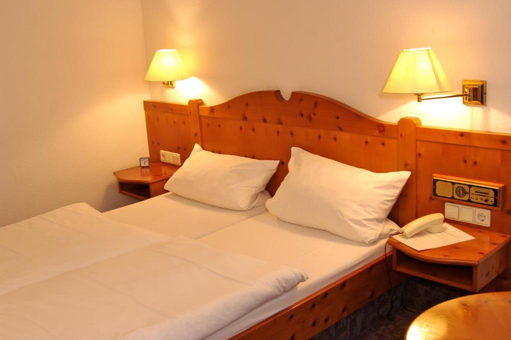 Gasthof Zum Kauzen Ochsenfurt Room photo